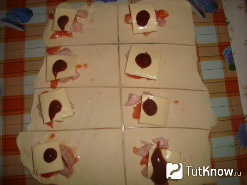 Положить в кусочки теста начинку