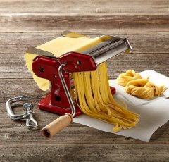 Приготовления домашней лапши c помощью машины для макарон
