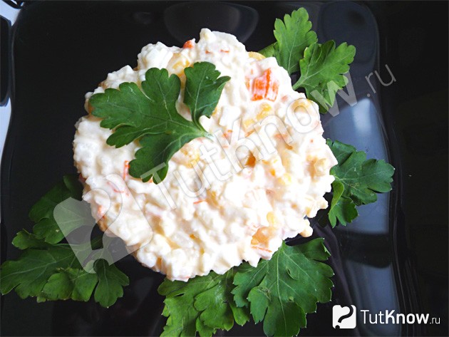 Салат из крабовых палочек и кукурузы