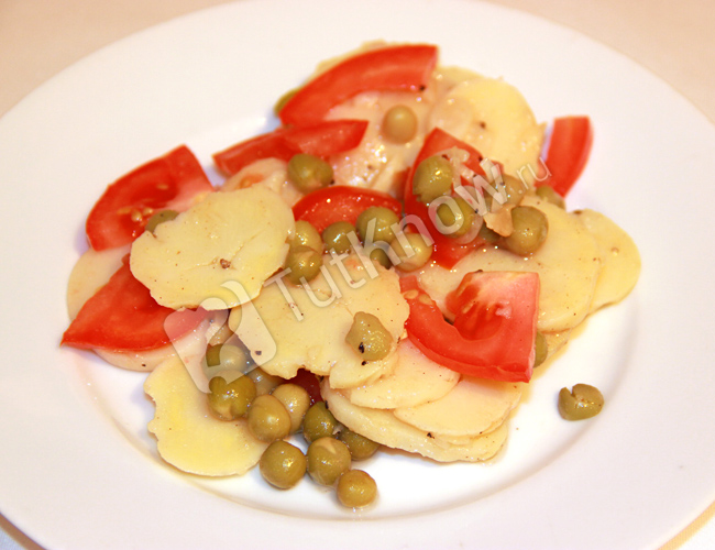 Сочный салат с варёной горькой картошкой и горошком
