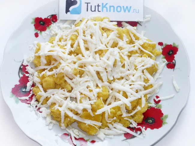 Готовая кукурузная каша с брынзой