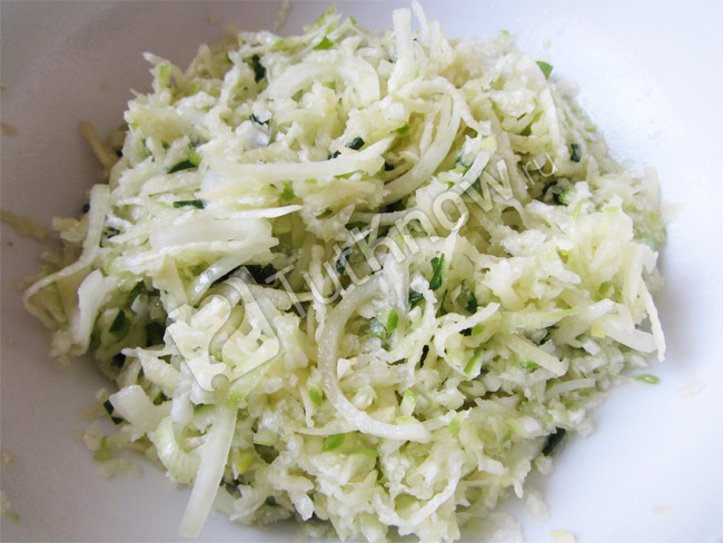 Салат с зелёной редькой и яблоком