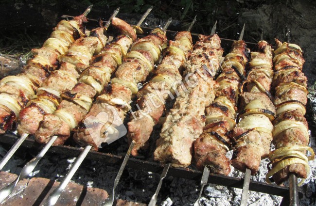 Шашлык из свинины готовый на костре