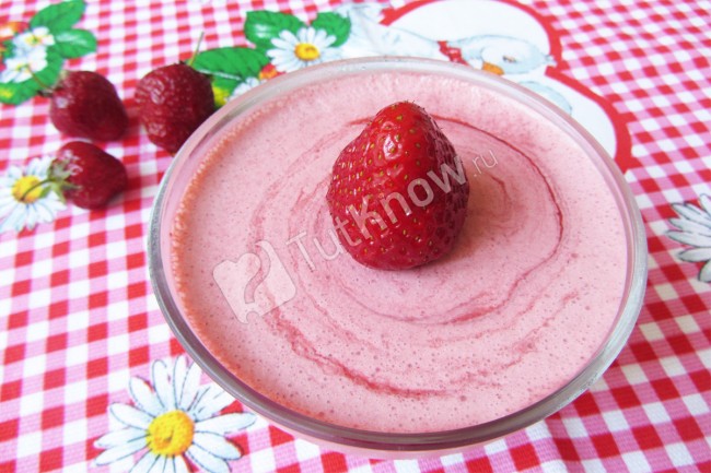Клубничный мусс с соком лимона