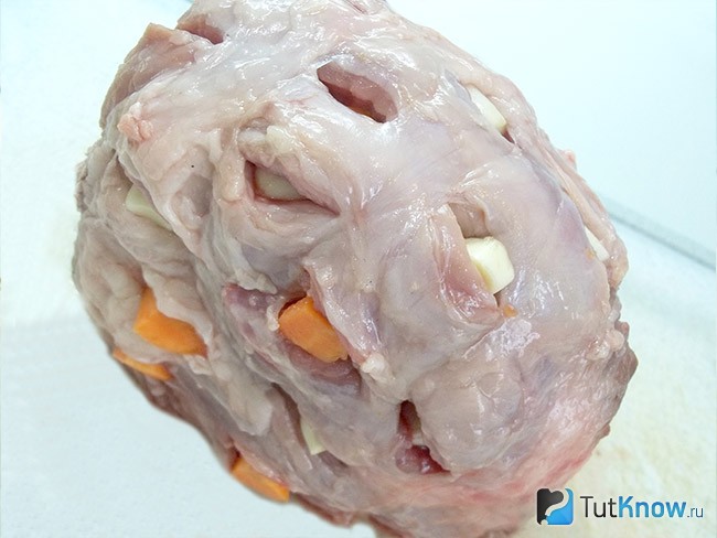 Буженина, фаршированная морковью и чесноком