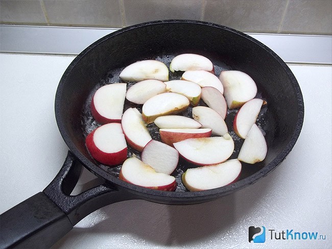 Яблоки посыпанные сахаром в сковороде