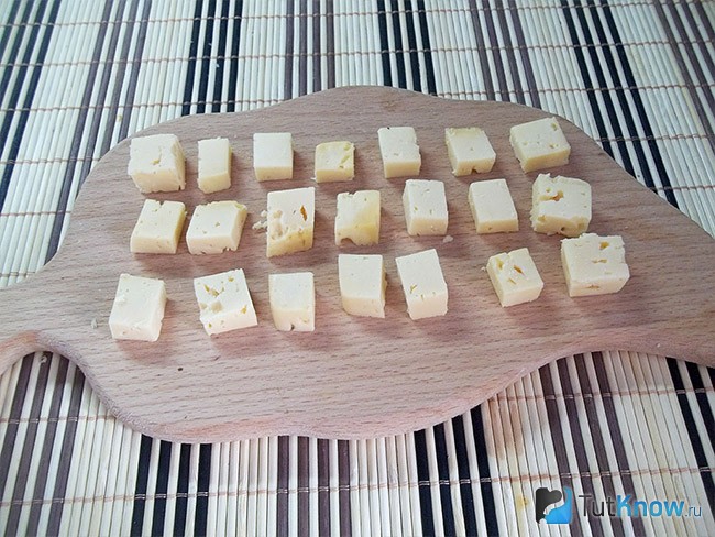 Порезанный кубиками сыр