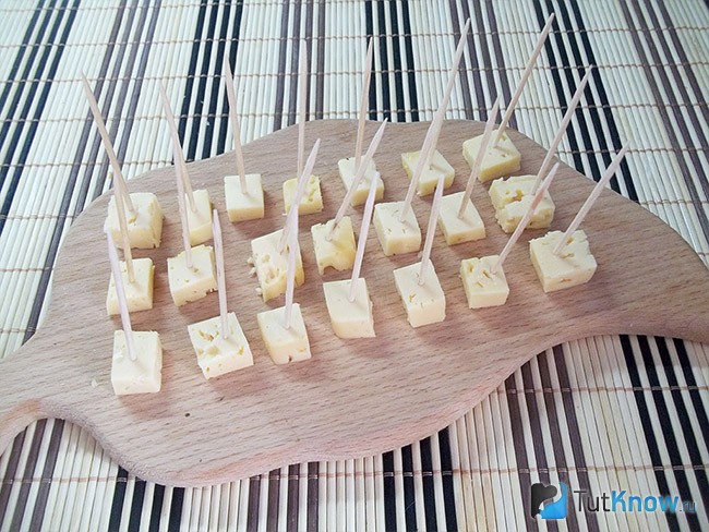 Сыр кубиками на шпажках