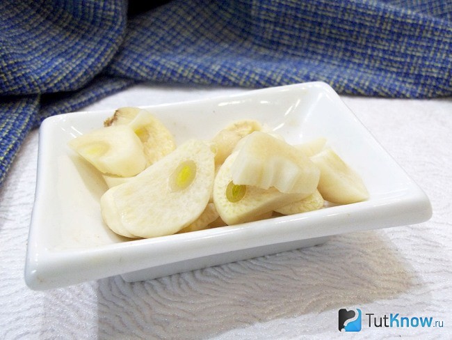 Чеснок нарезанный дольками