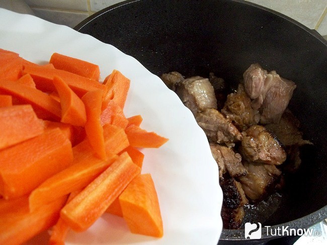 Морковь добавляется к мясу