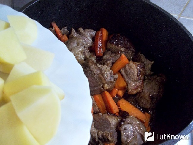Картофель добавляется к мясу и моркови