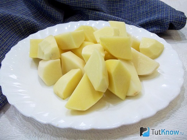Картофель нарезанный крупными дольками