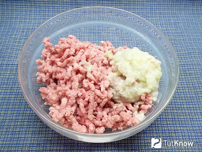 Мясо и репчатый лук перекручены на мясорубке