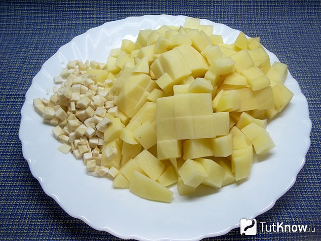 Картофель и сельдерей очищены и нарезаны