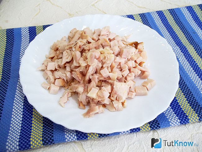 Нарезанный копченый куриный окорок