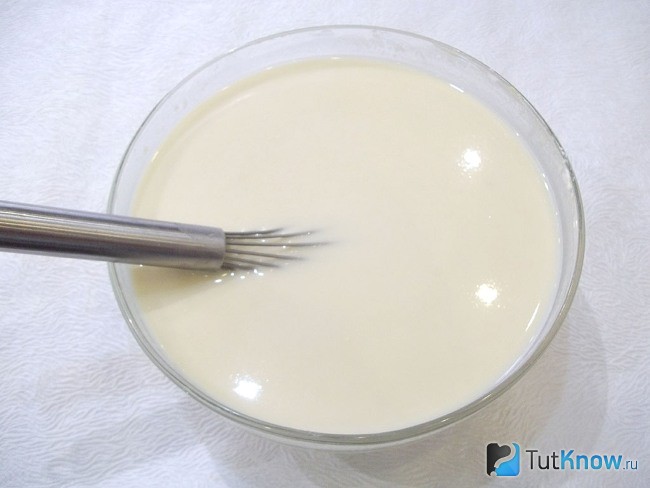 Ко всем продукта добавлена вода и вымешано тесто