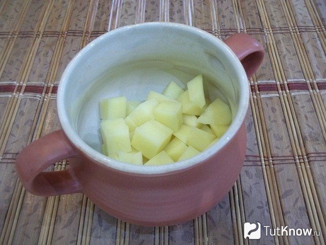 Нарезанный картофель в горшочке