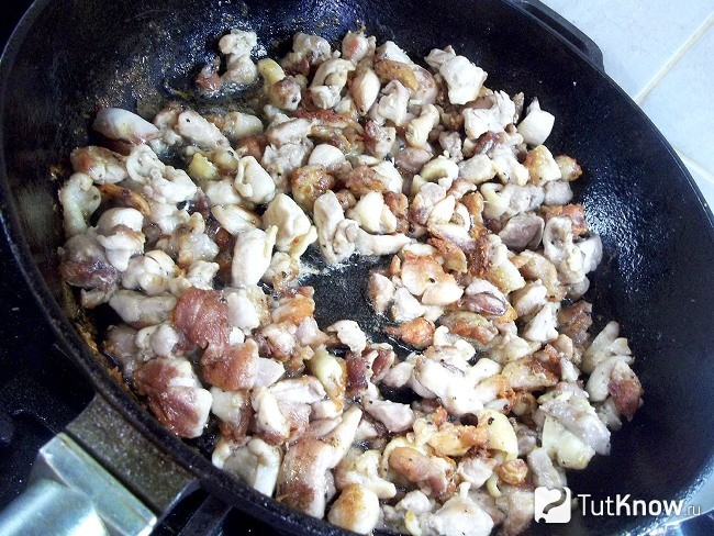 Мясо жарится в сковороде