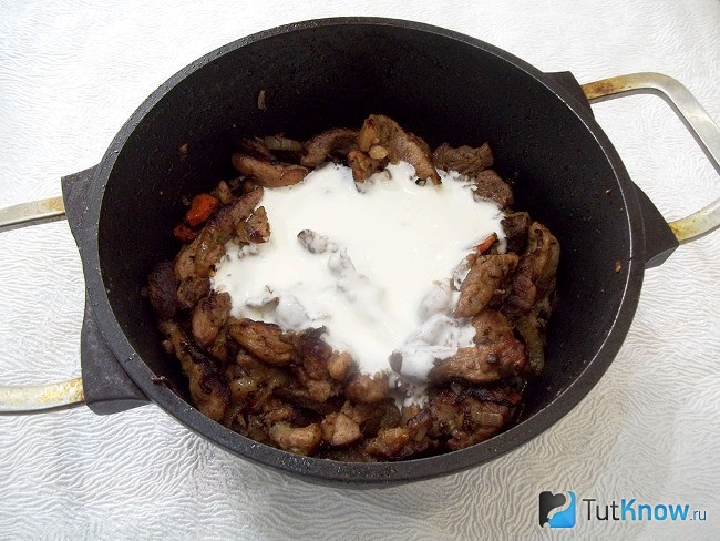 К продукта налита сметана