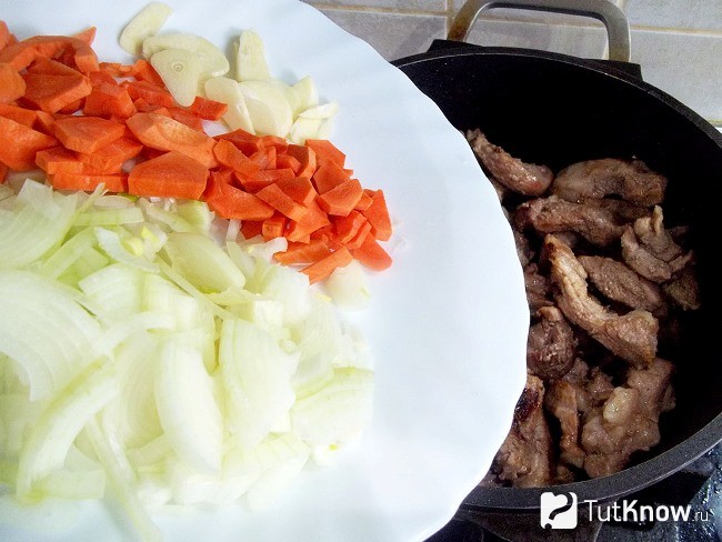 Лук, морковь и чеснок кладутся в сковороду к мясу