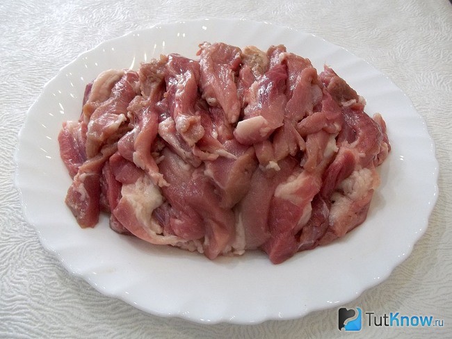 Мясо нарезано кусочками
