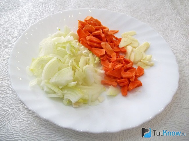 Лук, морковь и чеснок нарезаны кусочками