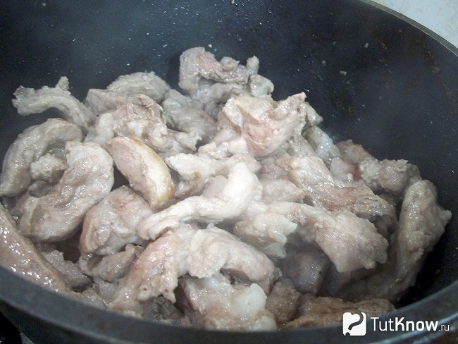 Мясо жарится в сковороде