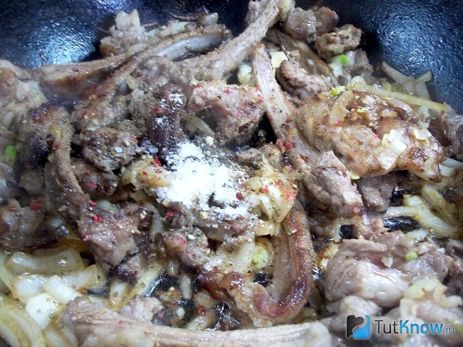Мясо приправлено специями