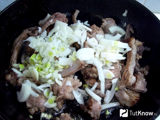 Репчатый лук добавлен в сковороде к мясу