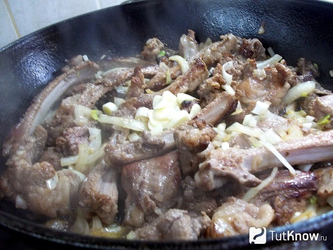 Чеснок добавлен в сковороде к мясу