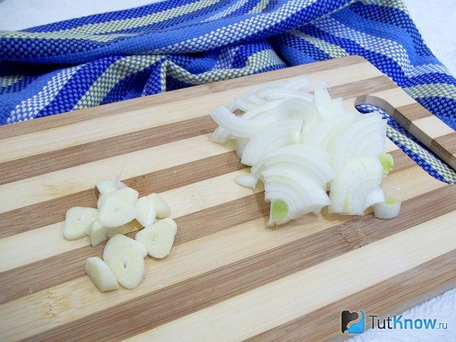 Нарезанный лук и чеснок