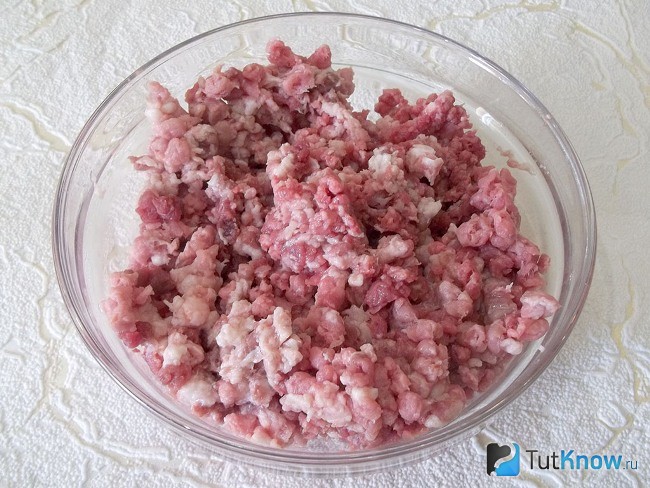 Мясо перекручено через мясорубку