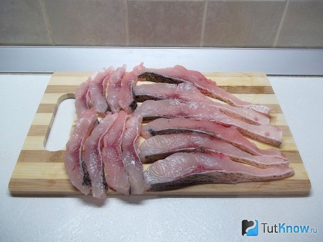 Рыба нарезана кусочками