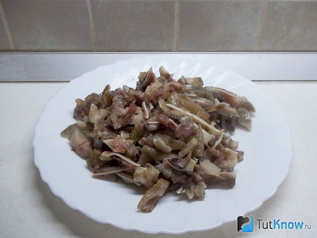 Отваренные уши нарезаны соломкой