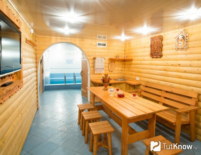 Керамическая плитка на полу в предбаннике
