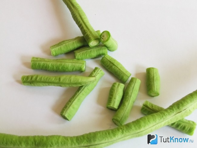 Нарезанная на кусочки длинная китайская фасоль
