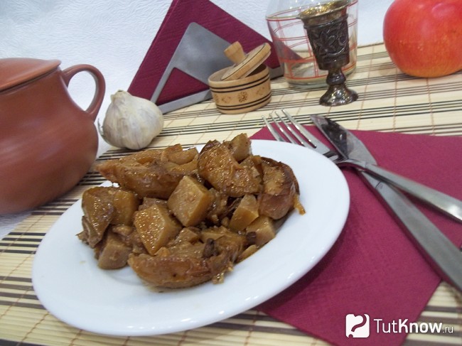 Тушеный картофель с яблоками