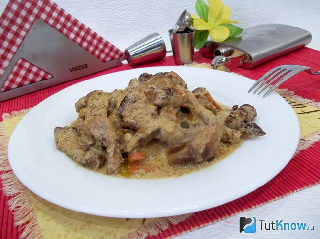 Приготовленная свинина в сметане с овощами