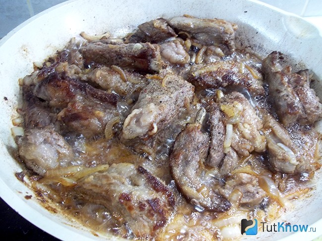 Мясо жарится в сковороде