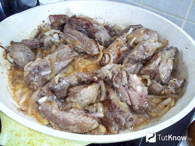Мясо жарится на сковороде