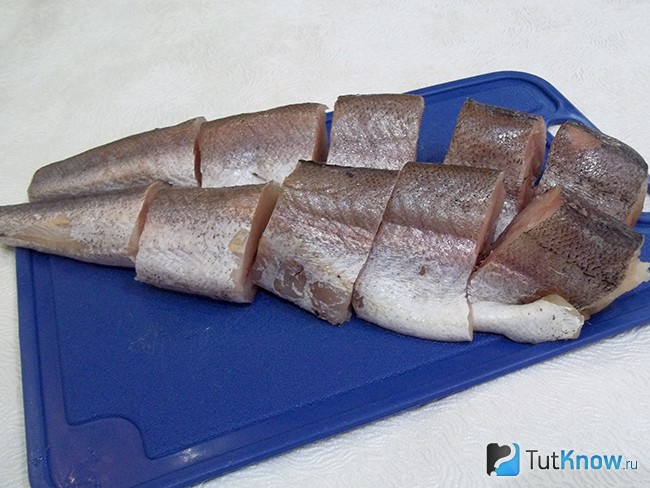 Хек нарезанный кусочками