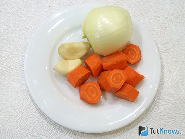 Морковь, лук и чеснок очищены