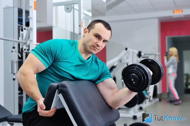 Упражнения для рук в спортзале