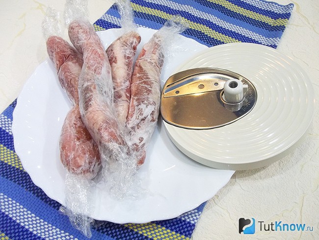Мясные колбаски заморожены