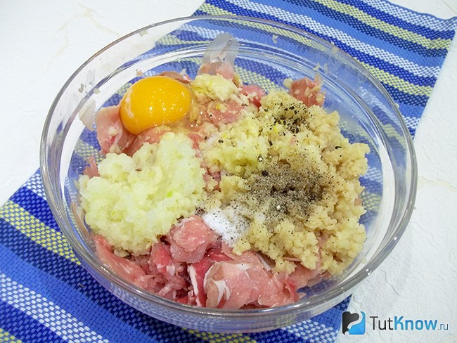 К мясной стружке добавлены перекрученный картофель и репчатый лук, вбито яйцо и приправлено специями