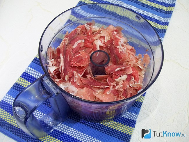 Мясные колбаски измельчены в кухонном комбайне через насадку "шинковка"