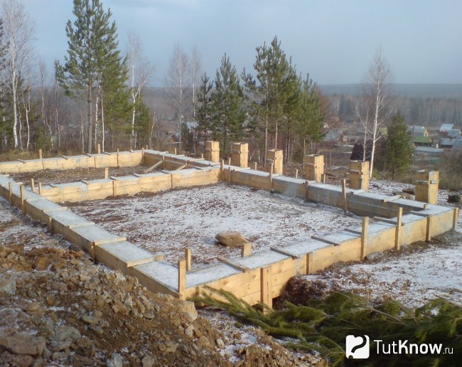 Фундамент для бани из рубленного бревна