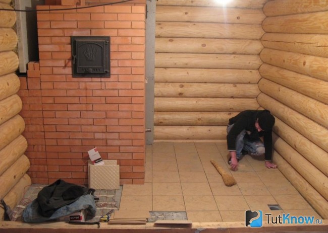 Укладка плитки на пол из бетона в бане
