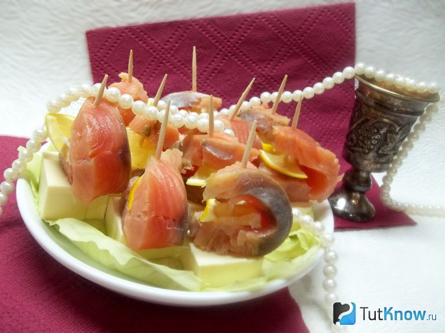 Готовое канапе с сыром и красной рыбой