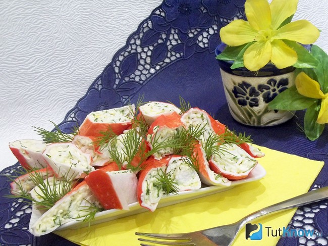 Готовые фаршированные крабовые палочки сыром и яйцом